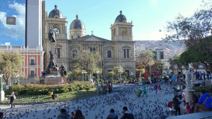 Pigeons invade the squares of la Paz and cholitas Bolivia.