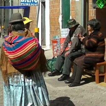 A chat in the streets of La Paz.