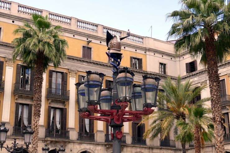 Must-see Museums, Sights Things to Do in Barcelona Plaça Reial