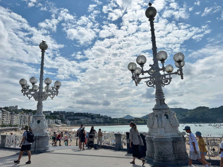 Belle Époque lampposts Concha Promenade