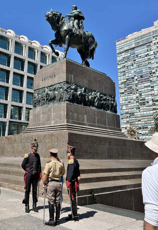 Horse statue of José Gervasio Artigas, Plaza Independencia.