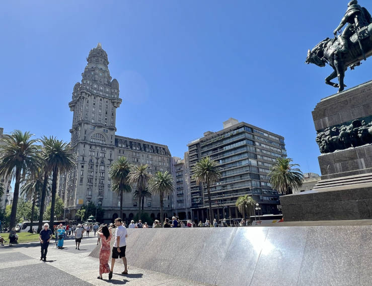 Palacio Salvo at Plaza Independencia.