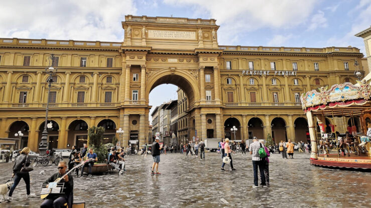 Piazza della Repubblica in Florence, a popular stop on many Florence itineraries