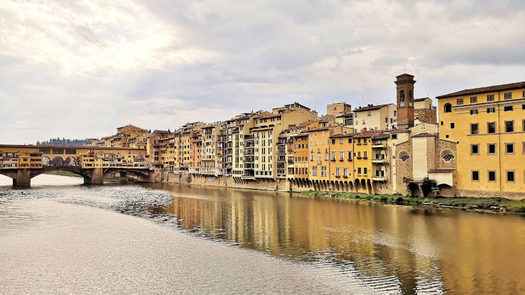 Panoramic view of Ponte Vecchio and the Arno River in Florence, Italy