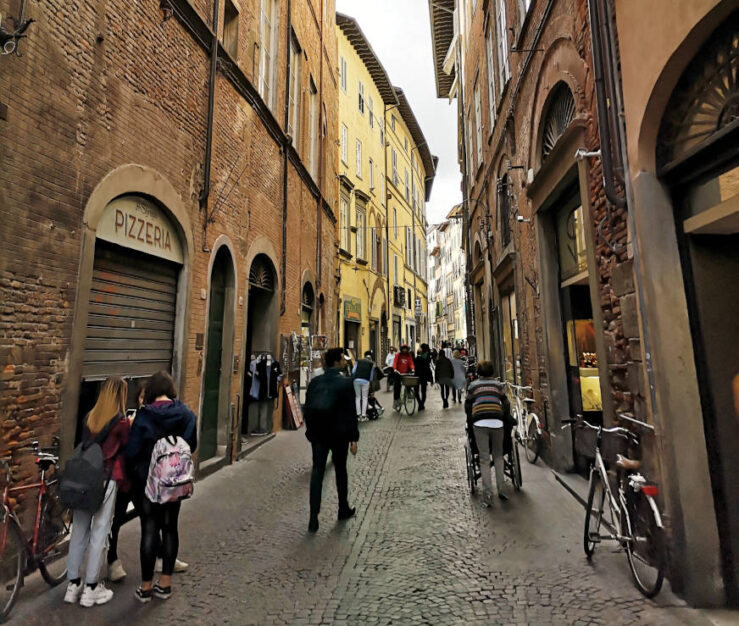 Via Fillungo, Lucca's historic shopping street lined with boutiques and colourful medieval buildings