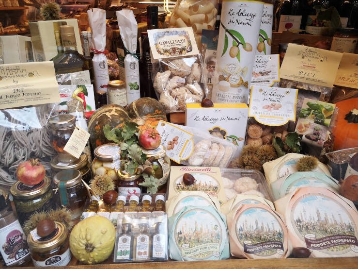 Shop window displaying Tuscan delicacies in San Gimignano