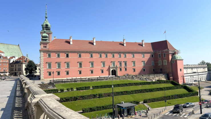 Red-roofed historic palace overlooking formal geometric gardens in Warsaw and showcasing the city’s royal heritage